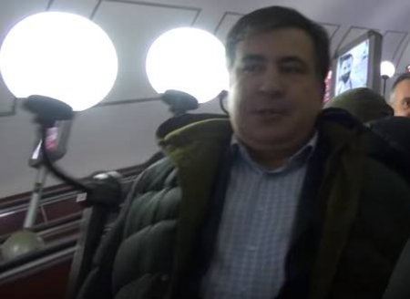 Как Саакашвили в Харьковском метро приглашает на Антикоррупционный форум. Видео