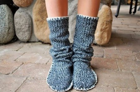 Делаем теплые носки из старого свитера