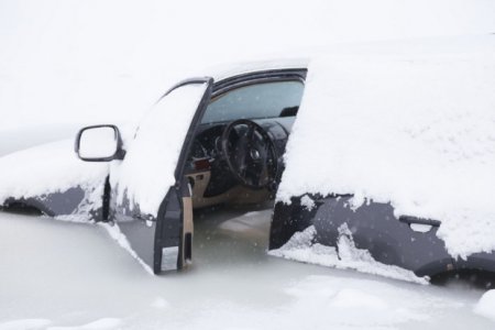 В Эстонии водитель внедорожника решил проверить лед на прочность. ФОТО