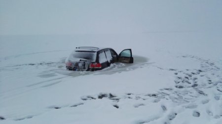 В Эстонии водитель внедорожника решил проверить лед на прочность. ФОТО