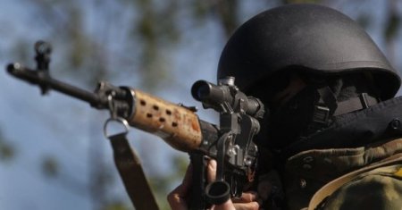 Опытное на Донбассе обстреливает снайпер
