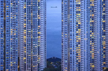 Заходящее солнце окрашивает высотки Гонконга в нежно-голубой цвет. ФОТО
