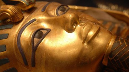 В Египте при реставрации пострадала погребальная маска Тутанхамона