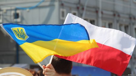 МИД Польши: Украинцы, живущие в Польше, существенно поддерживают украинскую экономику