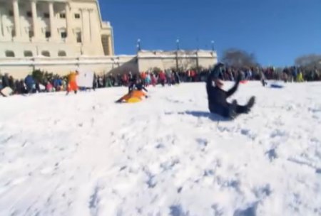 Снежная буря десятилетия: на санках вокруг Белого Дома