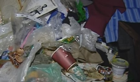 В Киеве пенсионер устроил в квартире настоящий мусорник (ТВ, видео)