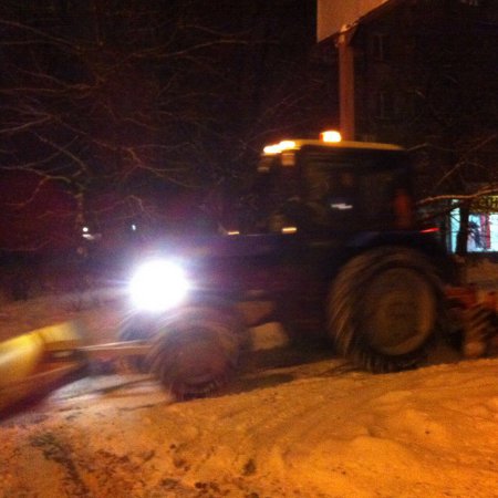Коммунальные службы Киева круглосуточно чистят город от снега. ФОТО
