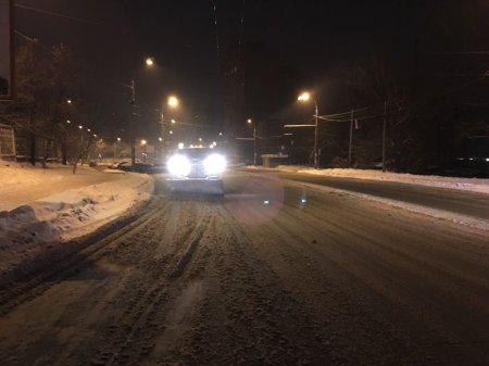 Коммунальные службы Киева круглосуточно чистят город от снега. ФОТО