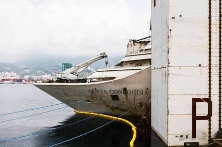 Разрушенная роскошь лайнера Costa Concordia через четыре года после крушения. ФОТО