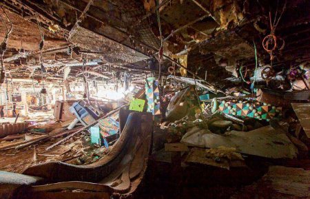Разрушенная роскошь лайнера Costa Concordia через четыре года после крушения. ФОТО