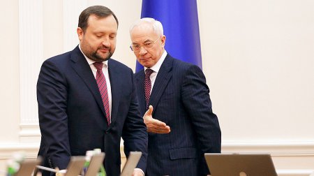 СМИ: Суд ЕС отменил санкции против Азаровых, Арбузова и Ставицкого