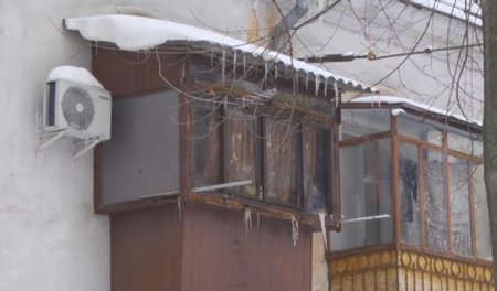 В Николаеве обрушилась крыша в жилом доме (ТВ, видео)