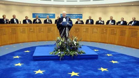 Европейский суд продлил санкции для Азарова и компании