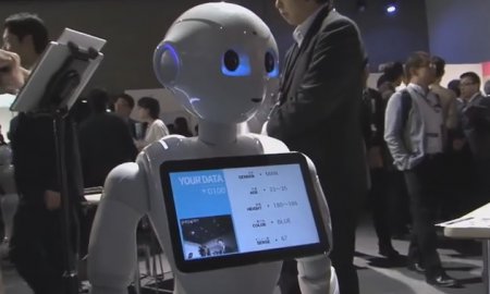 В японских магазинах вместо живых продавцов-консультантов работают "душевные роботы". ВИДЕО