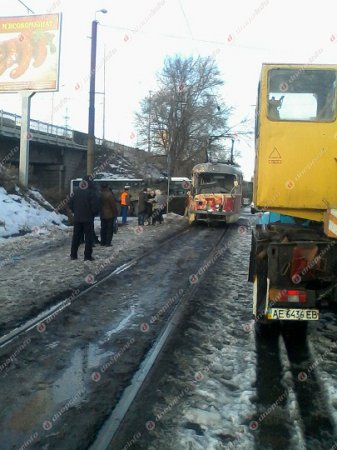 ДТП в Днепропетровске: не разъехались трамвай и БТР. ФОТО