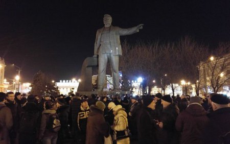 Днепропетровск: "Сторонники декомунизации" сносят памятник Григорию Петровскому. ВИДЕО