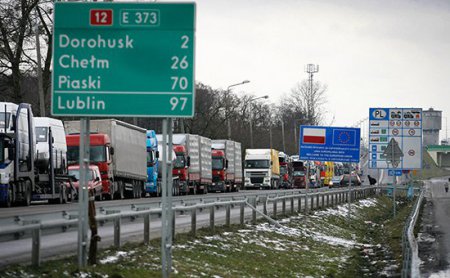 Варшава разрешила грузовикам российских перевозчиков покинуть Польшу до 15 февраля