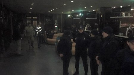 Столичная гостиница "Лыбидь" окружена полицией