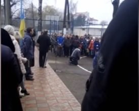Скандал в Тернополе: директор училища поставил студентов на колени (ТВ, видео)