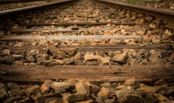 В Башкирии поезд сбил женщину с двумя детьми