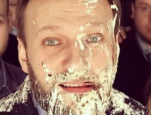 Навального забросали кремовыми тортами