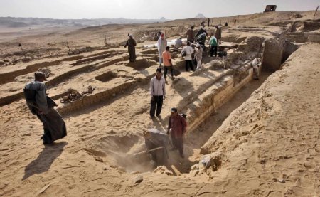 Рядом с египетскими пирамидами найдено древнее погребальное судно