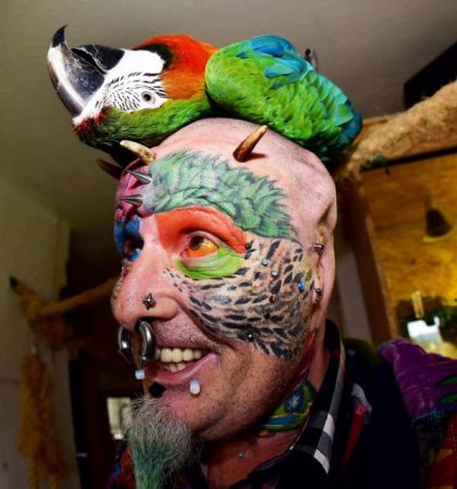 В Британии живет человек-попугай. ФОТО
