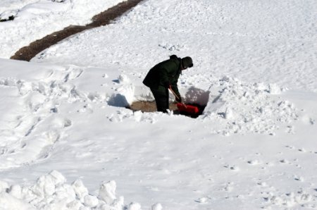В Екатеринбурге водитель экскаватора высыпал ковш снега на играющих детей
