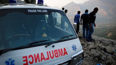 В Гималаях индийские спасатели обнаружили живым солдата, которого неделю назад накрыла снежная лавина
