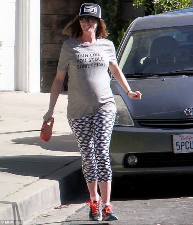 Енн Хетеуей порадувала папараці своїм станом "при надії". ФОТО