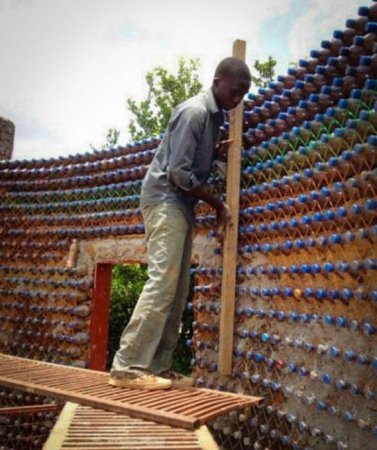 В Нигерии строят дома из пластиковых бутылок. ФОТО