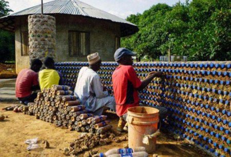 В Нигерии строят дома из пластиковых бутылок. ФОТО