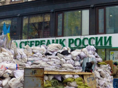 Кто покровительствует деятельности российских банков в Украине?
