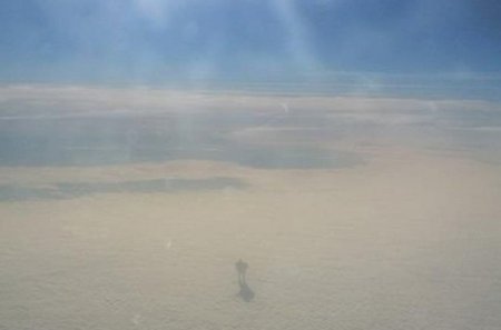 Пассажир самолета увидел в облаках фигуру человека. ФОТО