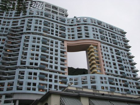 Зачем в небоскребах Гонконга делают огромные дыры?