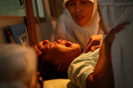 Шокирующие реалии современности: обрезание девочек в Индонезии. ФОТО