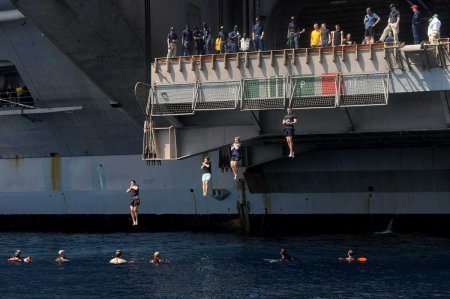 Отдых американских моряков в открытом море. ФОТО