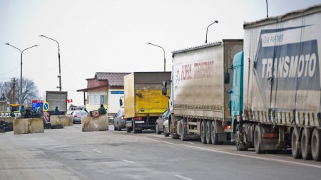 Автомобили с украинской регистрацией в данный момент не могут пересечь границу с Крымом