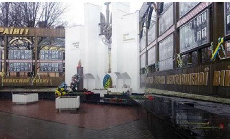 Нарушители в Хмельницком разгромили венки и цветы у мемориала Небесной Сотни