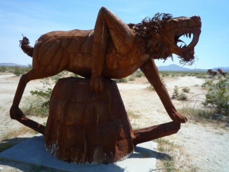 Архитектор и миллионер разбросали по пустыне в США сотни скульптур. ФОТО