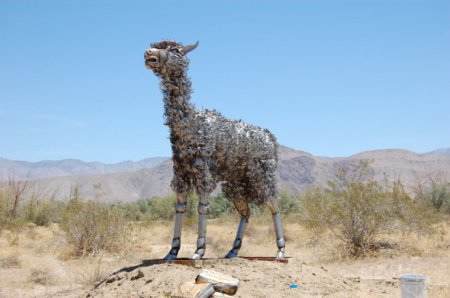 Архитектор и миллионер разбросали по пустыне в США сотни скульптур. ФОТО