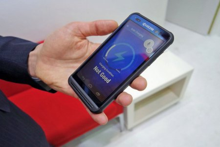 Компания Kyocera представила смартфон на солнечных батареях