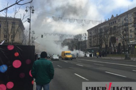 Под зданием мэрии в Киеве горят покрышки. ФОТО