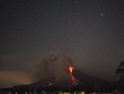 На Суматре вулкан выпустил в небо 3-километровый столб пепла