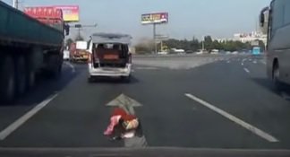 В Китае из багажника автомобиля выпал ребенок. ВИДЕО