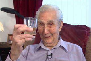 Самый старый житель Британии, сделав тату, планирует попасть в книгу рекордов Гиннесса