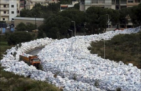 Столица Ливана утопает в мусоре. ФОТО
