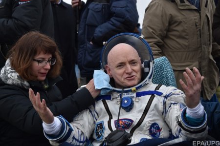 Астронавты - американец и русский вернулись на землю, пробыв 340 дней в космосе