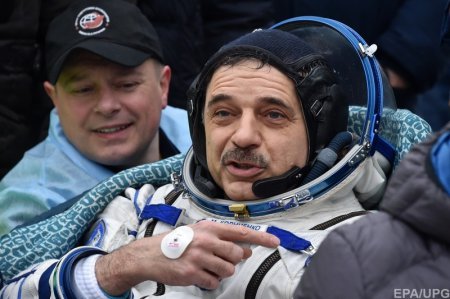 Астронавты - американец и русский вернулись на землю, пробыв 340 дней в космосе