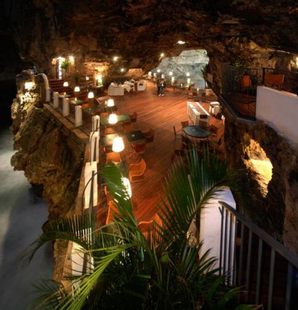Необычный итальянский ресторан внутри пещеры. ФОТО